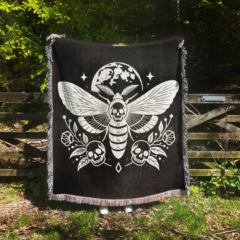 Woven-Blanket-For-Cottagecore-Lovers Woven Blanket For Cottagecore Lovers